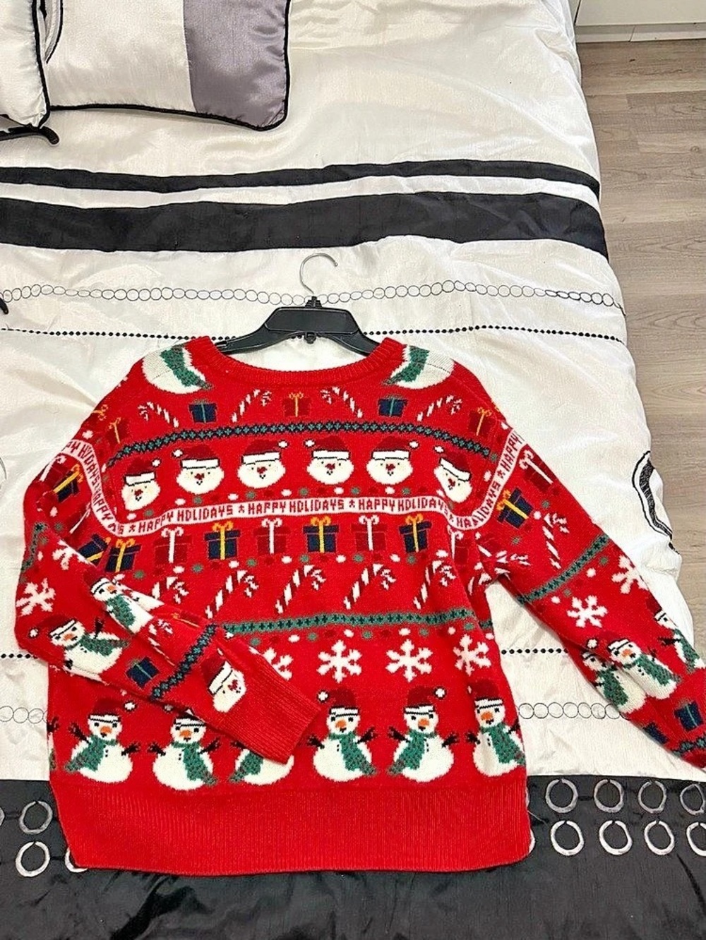 H&M Christmas Holiday Snowman Santa Sweater Red & Green. US size S